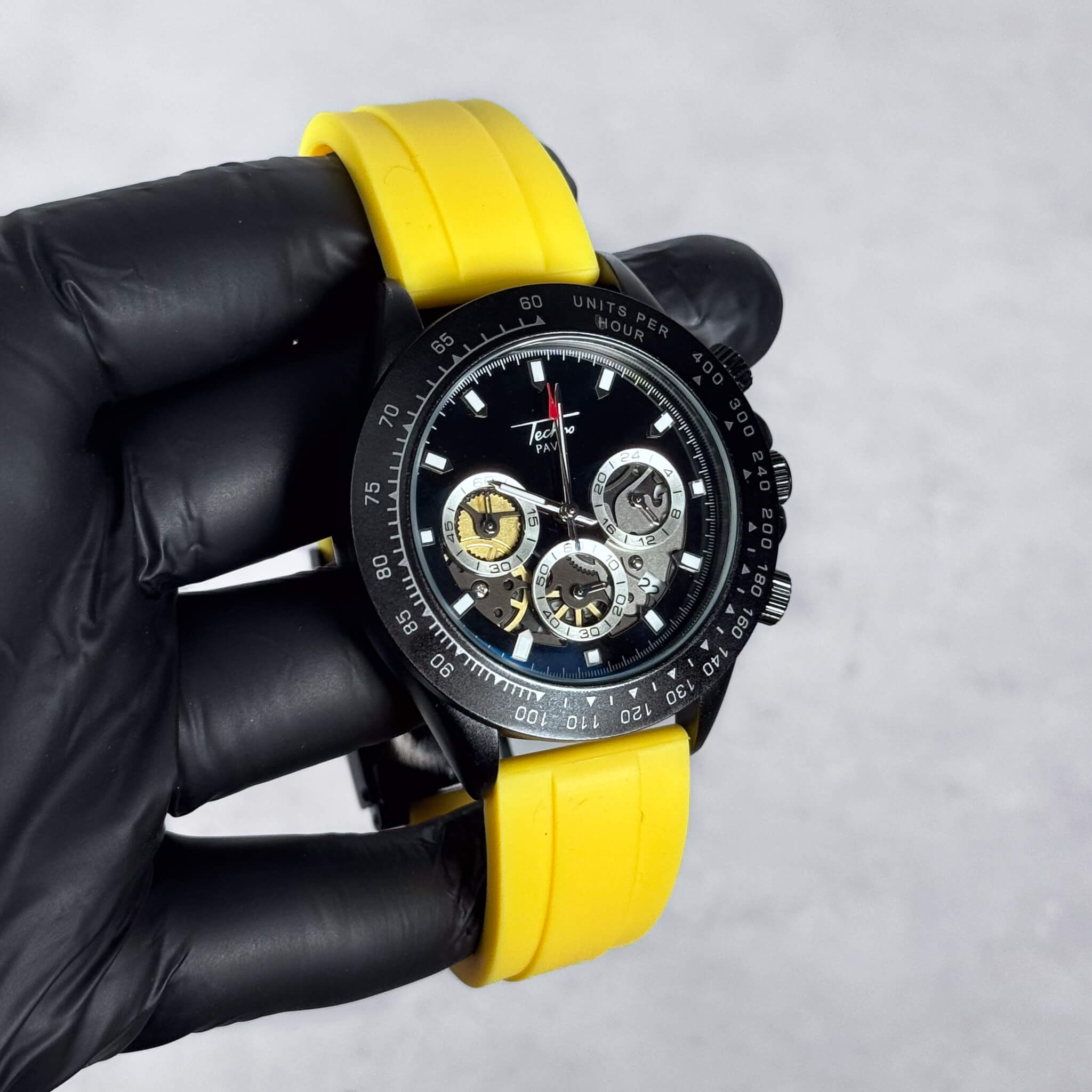 Men's Bold 42mm Silicone Band Watch - Quartz Movement