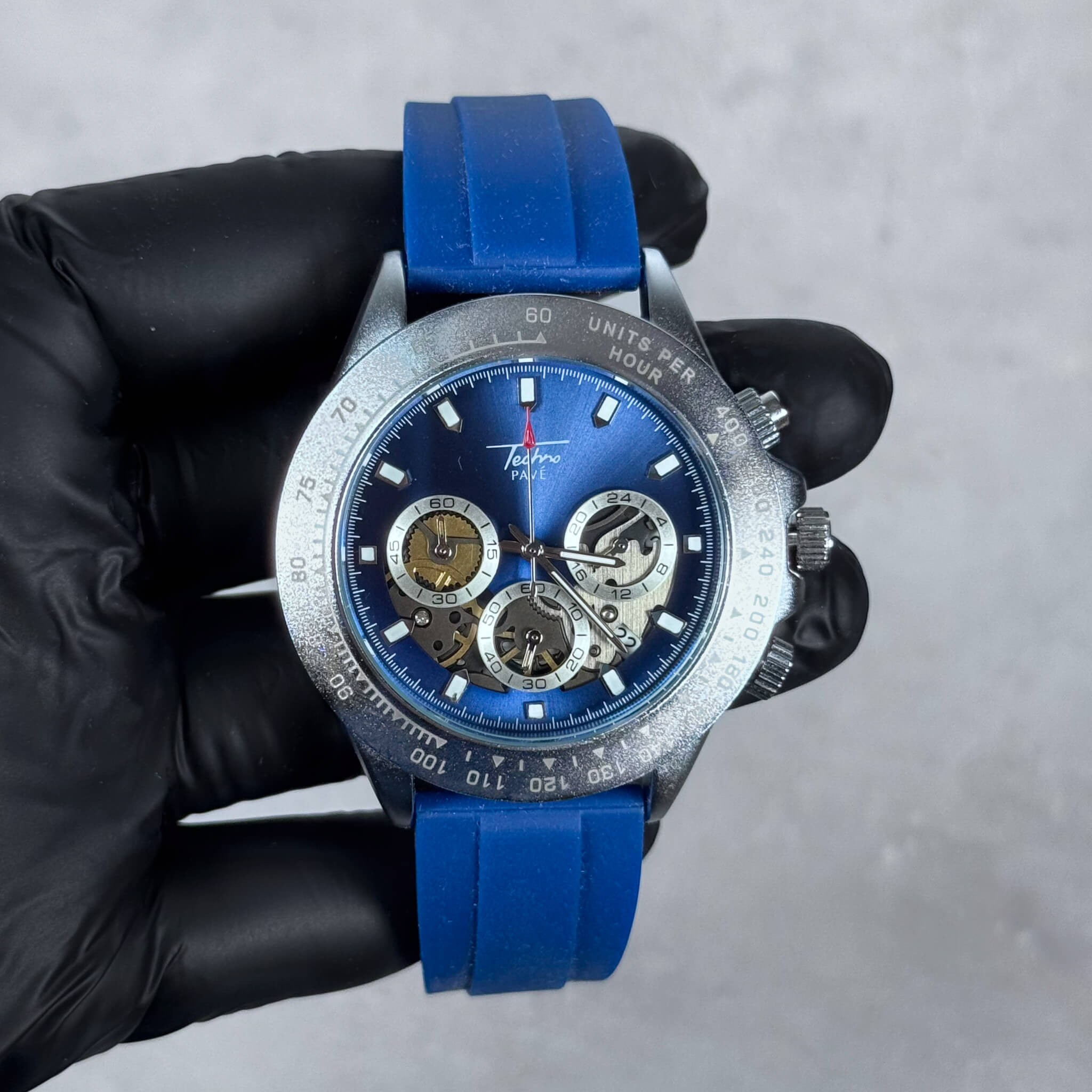 Men's Bold 42mm Silicone Band Watch - Quartz Movement