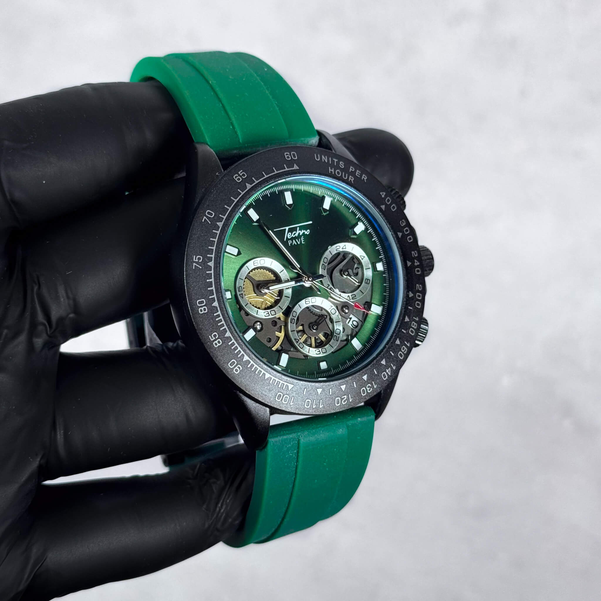 Men's Bold 42mm Silicone Band Watch - Quartz Movement