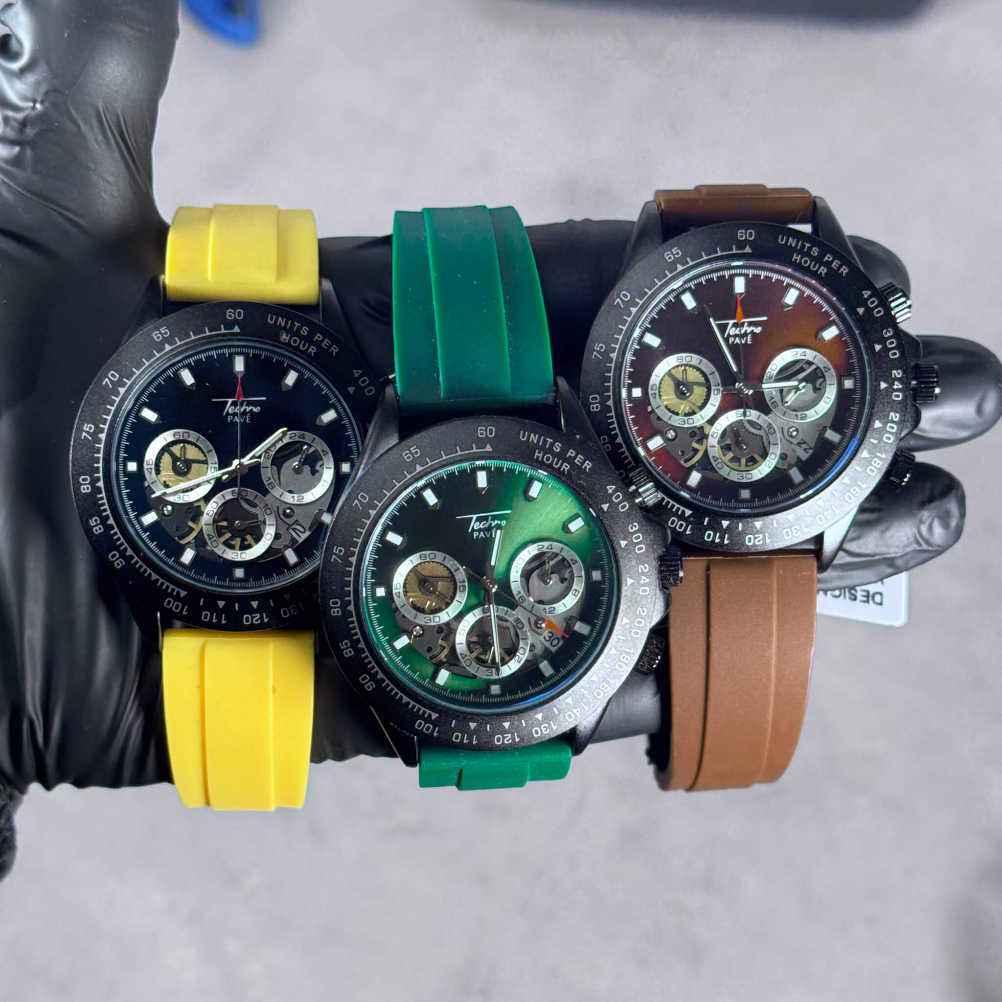 Men's Bold 42mm Silicone Band Watch - Quartz Movement